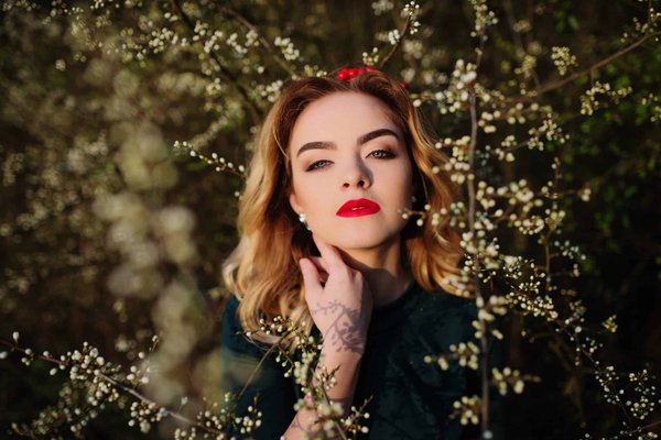 Quels conseils pour porter des vêtements avec des détails en strass avec style ?